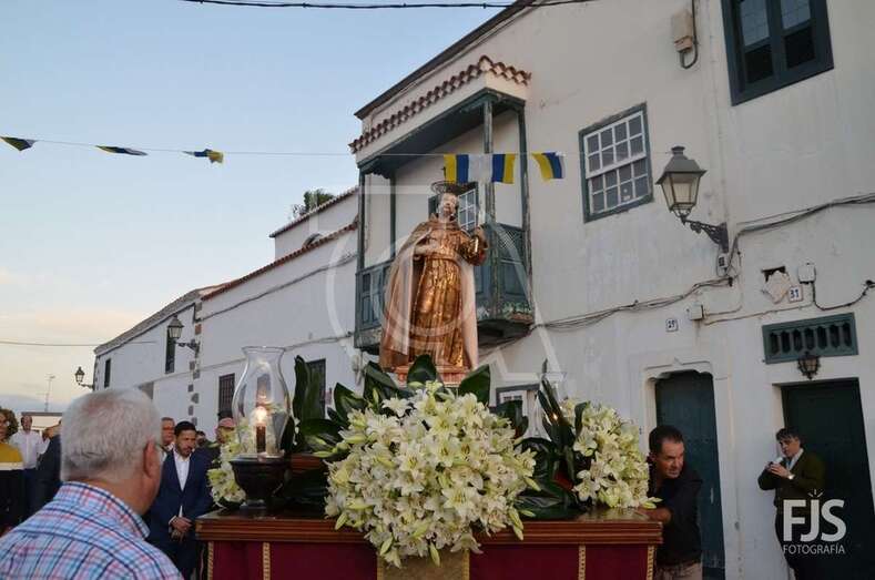 Momento de la procesión religiosa de este viernes por las calles de San Francisco (Foto Francisco Javier Santana)
